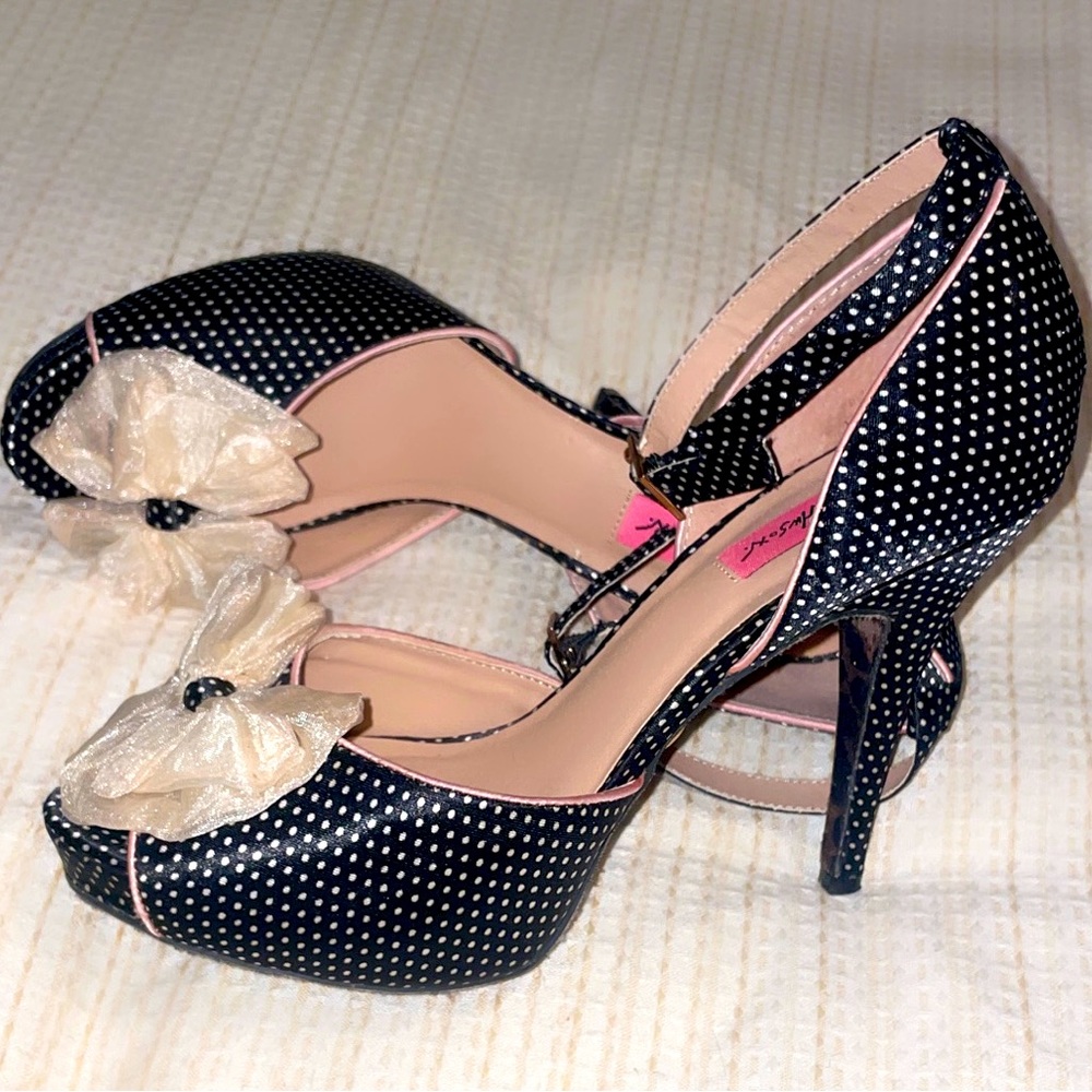 ❤️❤️Betsy Johnson NEW never worn!❤️❤️ size 8.5. These are really classy and fun.